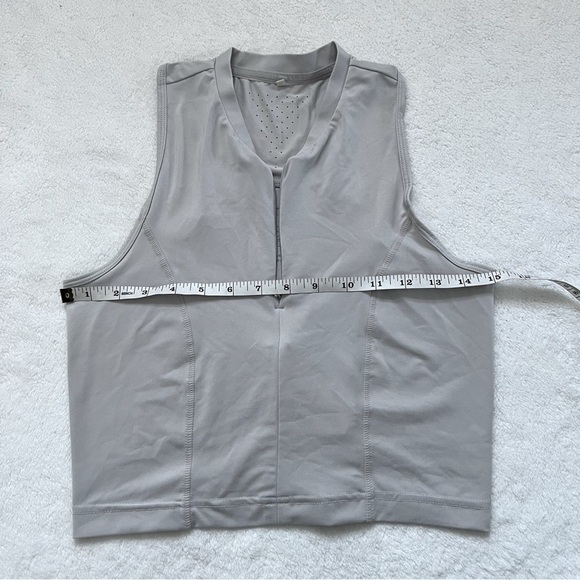 H&M DryMove Spots Crop Top - Picture 3 of 5